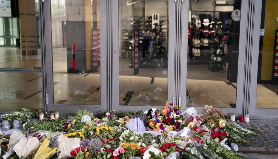 Blomster og politi foran shoppingcenteret Field's, to dage efter skyderiet. Blomster og politi foran shoppingcenteret Field's, to dage efter skyderiet.