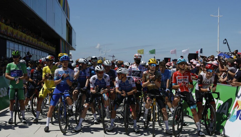 Tour de France-rytterne holdt tirsdag et minuts stilhed, inden de begav sig ud på ruten Tour de France-rytterne holdt tirsdag et minuts stilhed, inden de begav sig ud på ruten