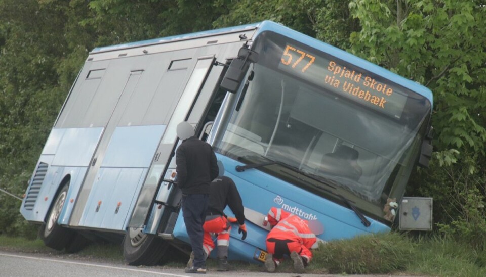Skolebus direkte i grøften