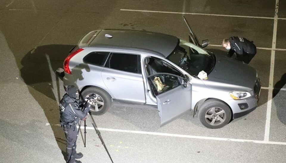 Politiets teknikere arbejder ved en bil. Politiets teknikere arbejder ved en bil.