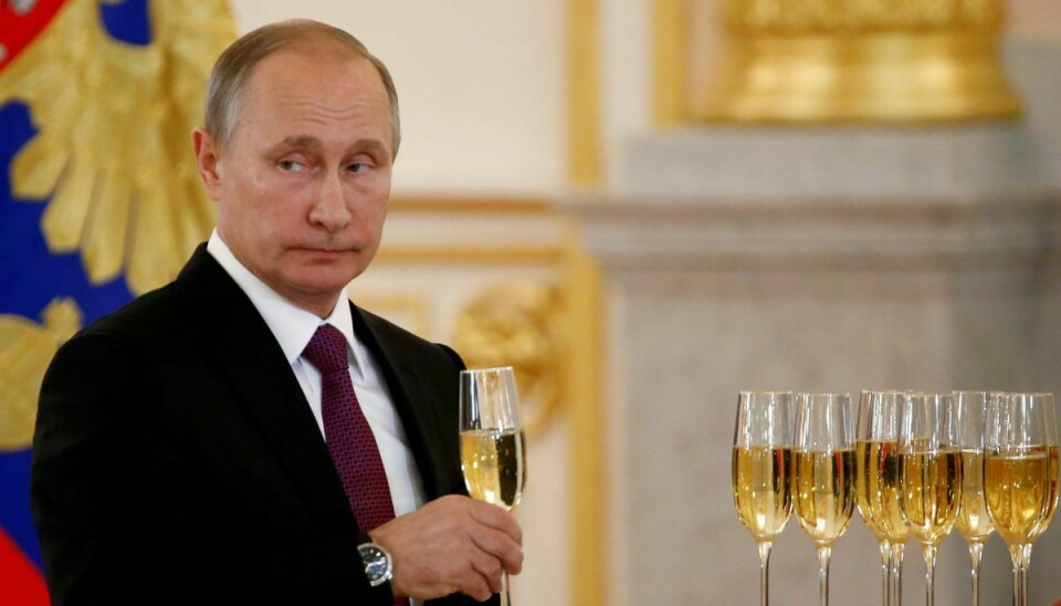 Ruslands præsident Vladimir Putin med et glas. Der er dog tale om et billede fra 2016. (Arkivfoto)