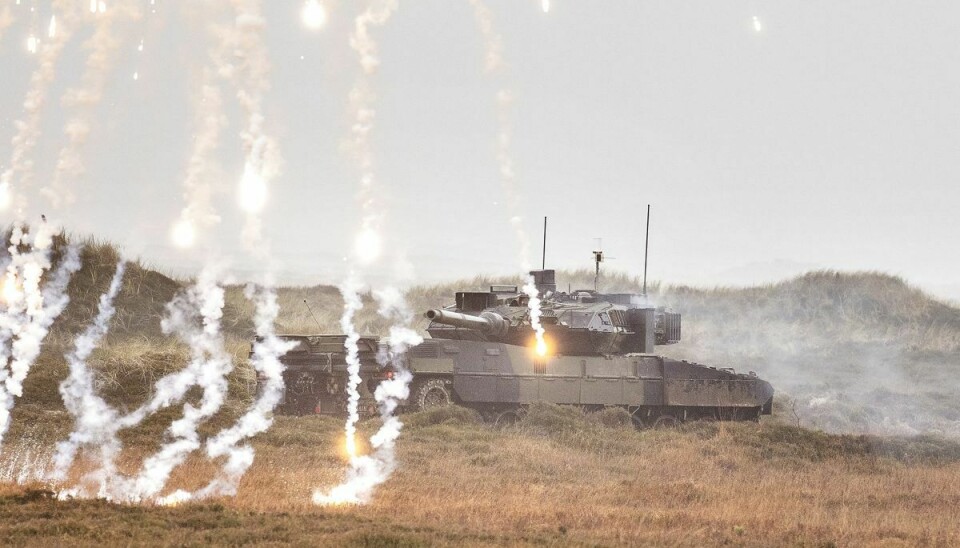 En af forsvarets Leopard 2 A7 kampvogn er på vej ad A11 - giv plads.