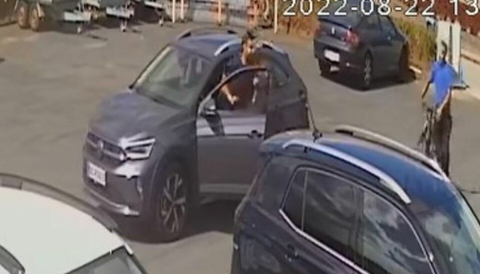 Flugtbilisten har endnu ikke meldt sig. Her ses han stige ud af bilen. Flugtbilisten har endnu ikke meldt sig. Her ses han stige ud af bilen.