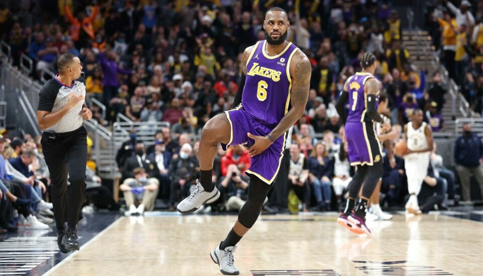 LeBron James forsøgte tilsyneladende at signalere et eller andet, da han lavede denne bevægelse efter en trepointscoring mod Indiana Pacers onsdag. LeBron James forsøgte tilsyneladende at signalere et eller andet, da han lavede denne bevægelse efter en trepointscoring mod Indiana Pacers onsdag.