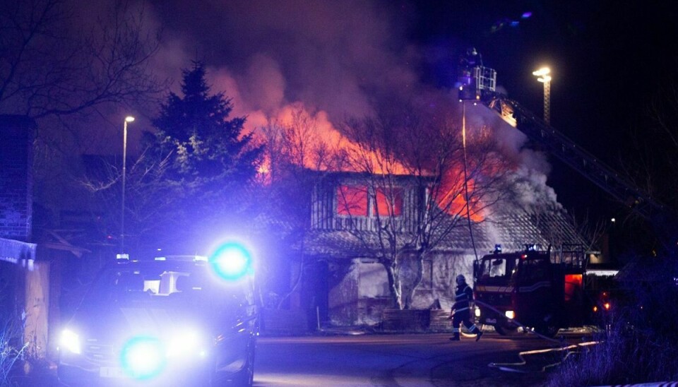 Villaen var totalt overtændt, da politi og brandvæsen nåede frem.