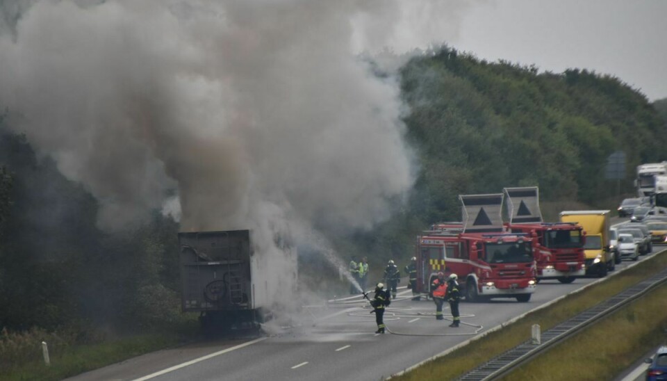 Voldsom brand i lastvogn på Taulovmotorvejen.