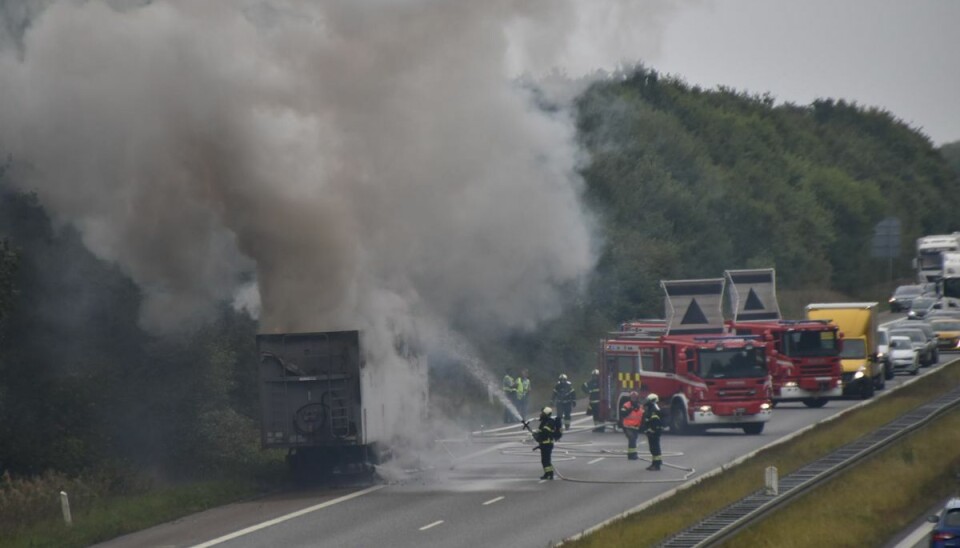 Voldsom brand i lastvogn på Taulovmotorvejen. Voldsom brand i lastvogn på Taulovmotorvejen.