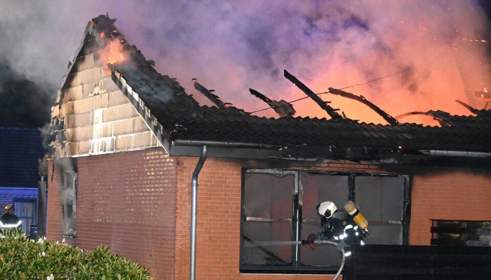 To boliger endte med at brænde ned, da der udbrød brand i et rækkehus i Skinbjerg i Jelling.