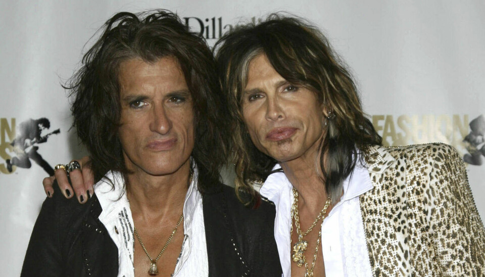 Steven Tyler (t.h.) må ikke synge en eneste strofe de næste 30 dage.
