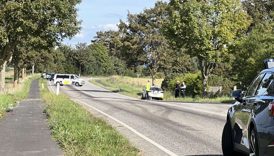Bilisten ramte et træ, inden bilen landede på en mark. Bilisten ramte et træ, inden bilen landede på en mark.