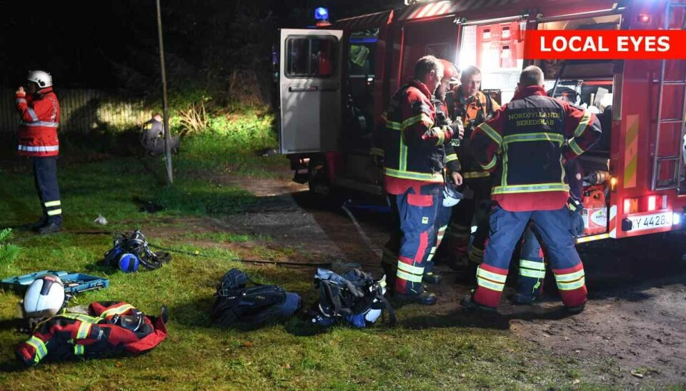 Nordjyllands Politi modtog anmeldelse om brand på Skovbovej mellem Astrup og Sindal nær Hjørring klokken 21.33 torsdag aften. Et ældre ægtepar er omkommet under branden.