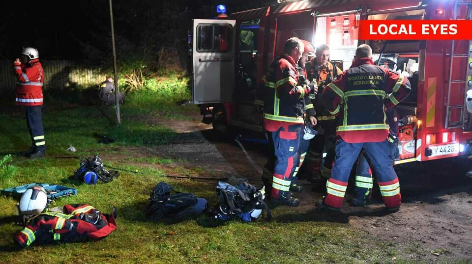 Nordjyllands Politi modtog anmeldelse om brand på Skovbovej mellem Astrup og Sindal nær Hjørring klokken 21.33 torsdag aften. Et ældre ægtepar er omkommet under branden.