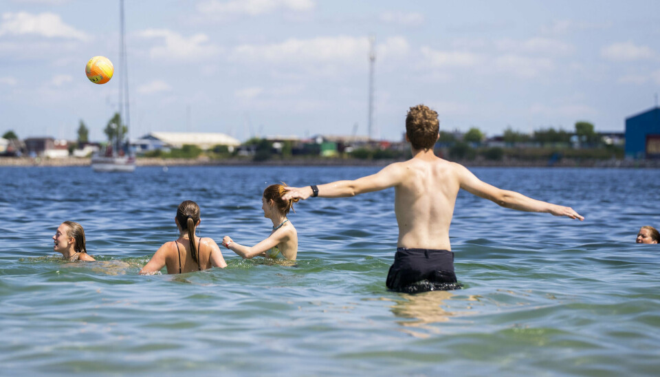 De friske kan roligt hoppe i vandet i løbet af en weekend, der byder på særdeles fornuftigt vejr. Men det bliver ikke ved. (Arkivfoto). De friske kan roligt hoppe i vandet i løbet af en weekend, der byder på særdeles fornuftigt vejr. Men det bliver ikke ved. (Arkivfoto).