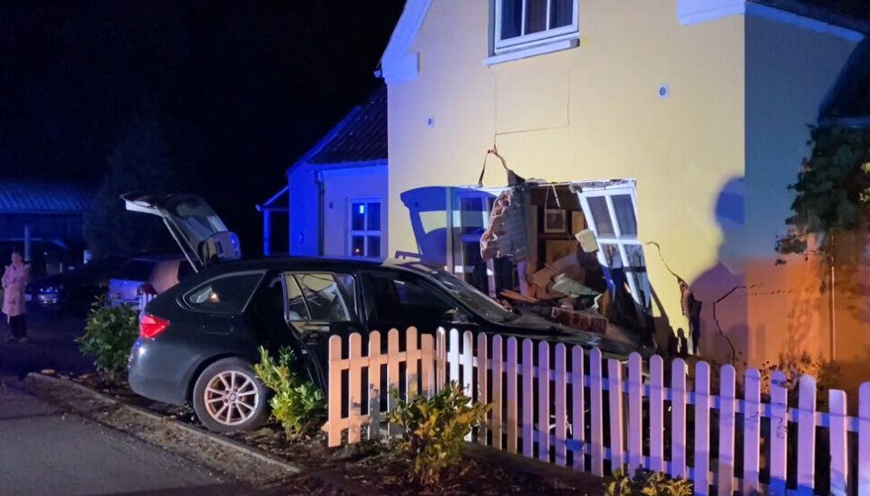 Bilen bragede gennem ydermuren og landede med snuden i stuen. Bilen bragede gennem ydermuren og landede med snuden i stuen.