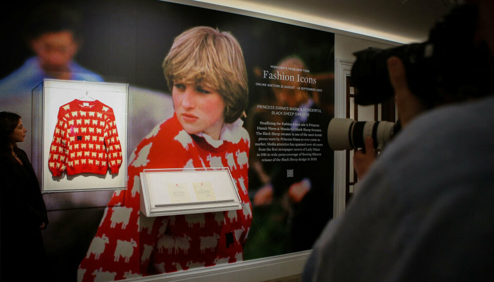 Det var forventet, at prinsesse Dianas ikoniske sweater ville indbringe op mod en halv million danske kroner, men den blev solgt for omkring otte millioner danske kroner. (Arkivfoto). Det var forventet, at prinsesse Dianas ikoniske sweater ville indbringe op mod en halv million danske kroner, men den blev solgt for omkring otte millioner danske kroner. (Arkivfoto).