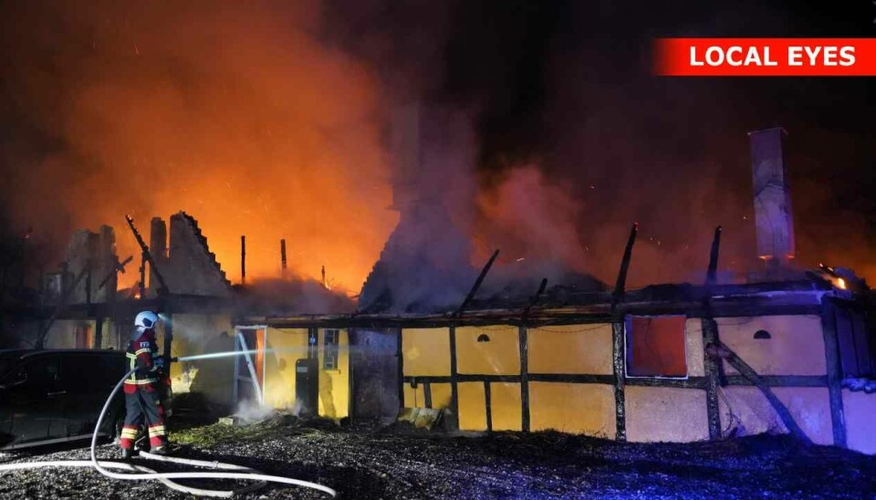 Branden i det stråtækte hus på Bårdesøvej nord for Otterup på Fyn var så voldsom, at der fredag morgen ikke er meget tilbage.