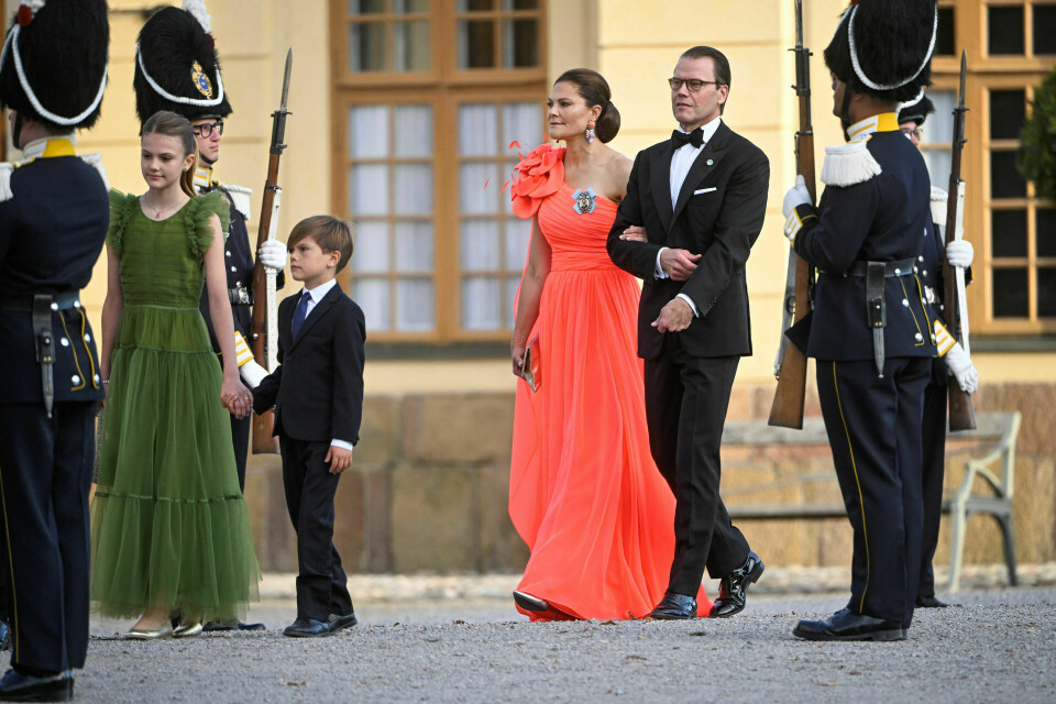Og her er de så, prinsesse Estelle i mors kjole og med lillebror prins Oscar i hånde, foran deres forældre, kronprinsesse Victoria og prins Daniel.