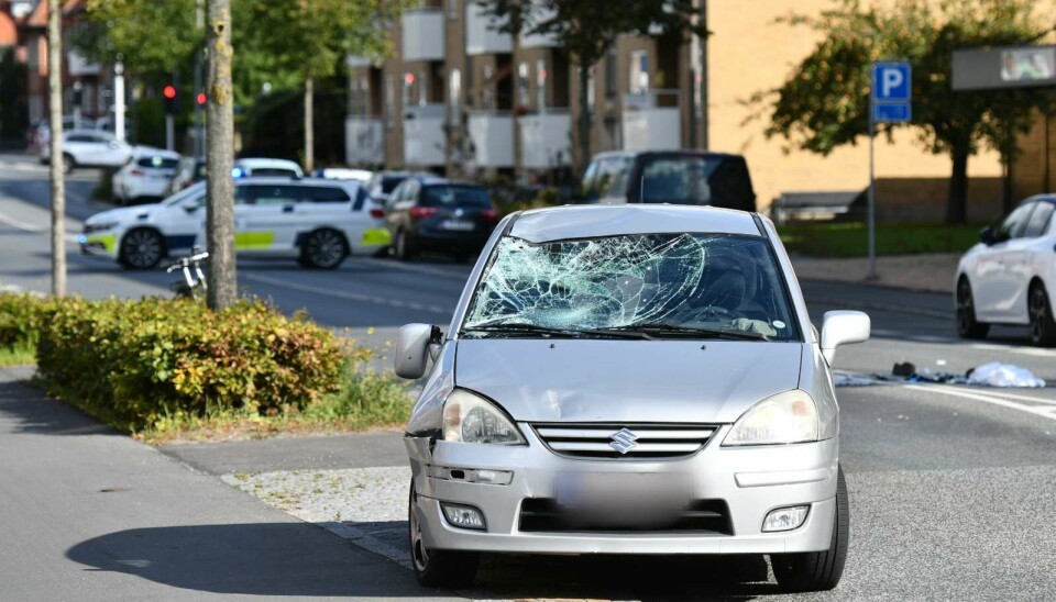 En cyklist måtte hastes på hospitalet med et benbrud, efter et voldsomt sammenstød. En cyklist måtte hastes på hospitalet med et benbrud, efter et voldsomt sammenstød.