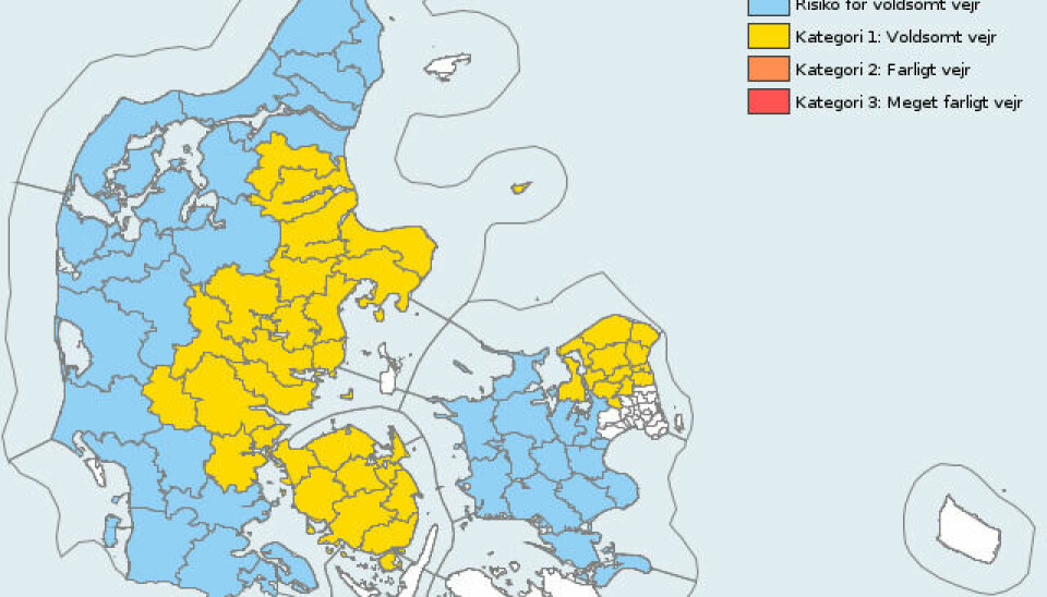 De gule områder er omfattet af et varsel fra DMI mens der for de blå områder af Danmarkskortet blot er udsendt et risikovarsel.