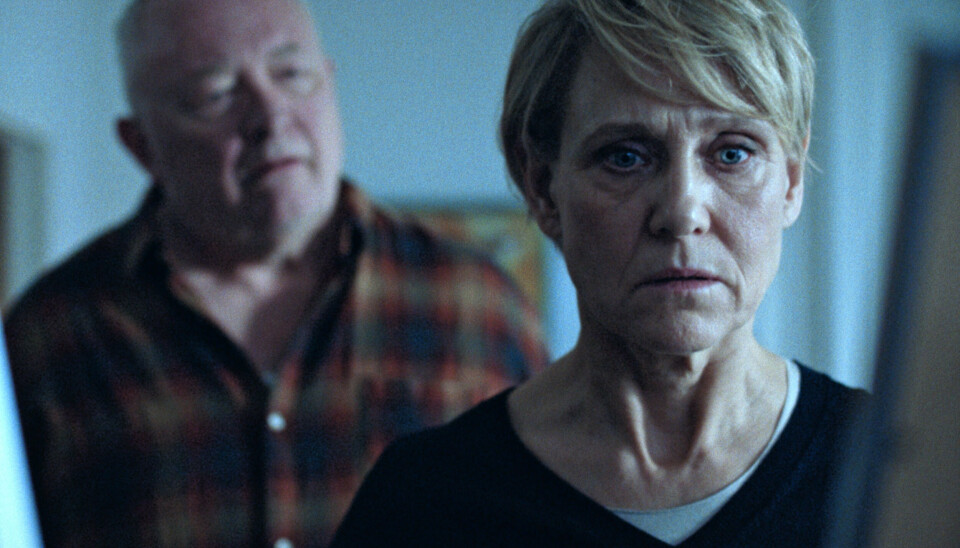 Charlotte Fich spiller over for Bjarne Henriksen i flere følelsesladede scener i DR-dramaet 'Huset'. (PR-foto). Charlotte Fich spiller over for Bjarne Henriksen i flere følelsesladede scener i DR-dramaet 'Huset'. (PR-foto).