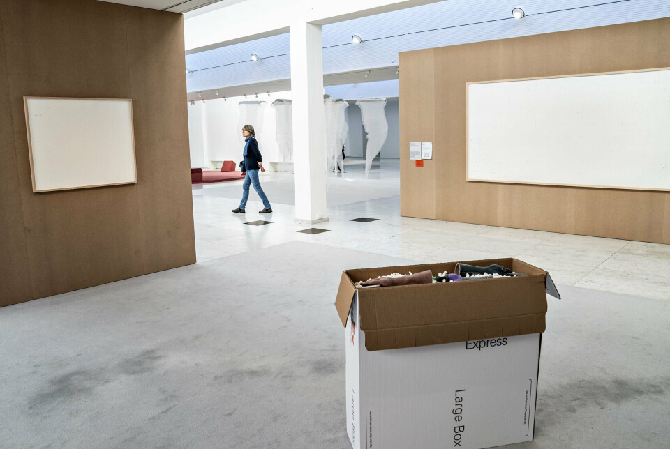 I stedet for to billedrammer indeholdende kontanter sendte kunstner Jens Haaning to rammer uden pengesedler til en kunstudstilling på Kunsten i Aalborg. Pengene beholdt han selv. Den handling udgør ifølge ham et kunstværk, 'Take the Money and Run', men nu er Haaning dømt til at betale pengene tilbage. I stedet for to billedrammer indeholdende kontanter sendte kunstner Jens Haaning to rammer uden pengesedler til en kunstudstilling på Kunsten i Aalborg. Pengene beholdt han selv. Den handling udgør ifølge ham et kunstværk, 'Take the Money and Run', men nu er Haaning dømt til at betale pengene tilbage.