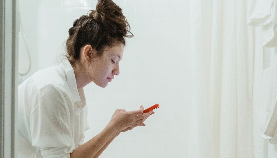 Den dårlige vane med at have mobilen med på toilettet, gør din smartphone til en bakteriebombe.