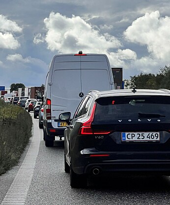 Der er lang kø på Sønderjyske Motorvej som følge af uheldet tidligere fredag eftermiddag.