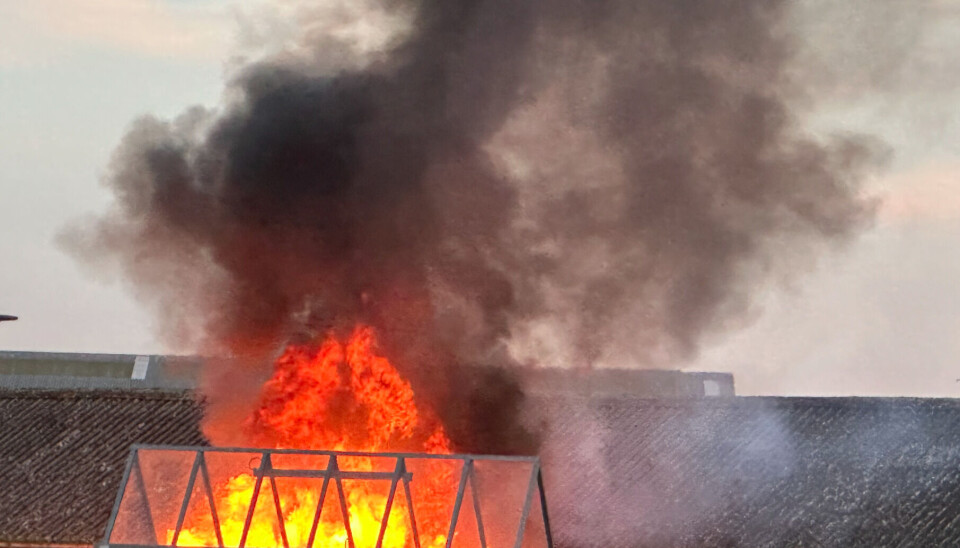 Røgen er giftig, oplyser politiet. Røgen er giftig, oplyser politiet.