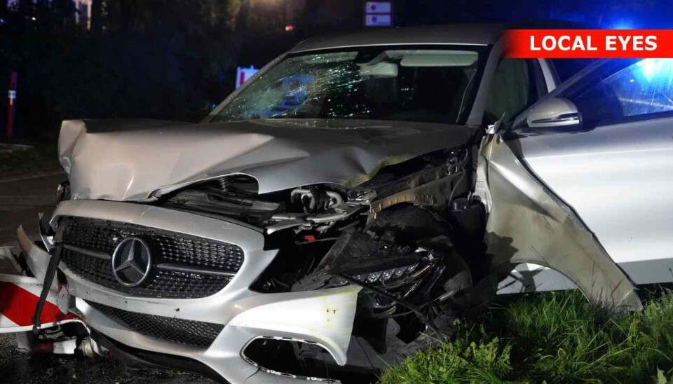 Den flotte Mercedes kommer næppe ud at køre igen efter mødet med betonpillerne på Ørbækvej i Odense tirsdag aften. Den har taget voldsomt skade. Den flotte Mercedes kommer næppe ud at køre igen efter mødet med betonpillerne på Ørbækvej i Odense tirsdag aften. Den har taget voldsomt skade.