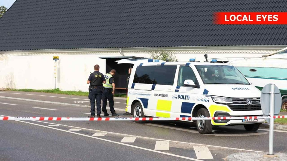 Politiet er massivt til stede og en vej er spærret af viser billeder fra stedet.
