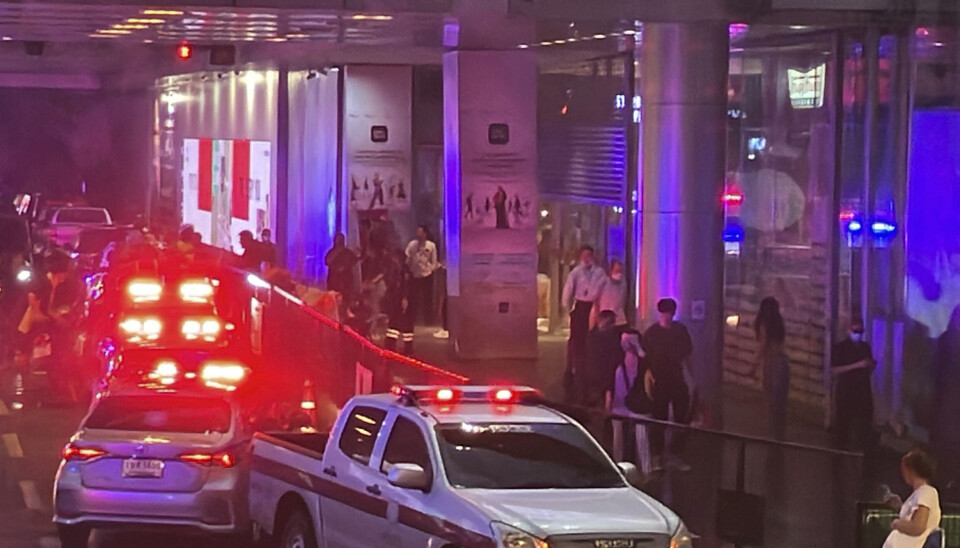 Det er i indkøbscentret Siam Paragon i den centrale del af Bangkok, hvor en mand med et håndvåben tirsdag har affyret skud. Indtil videre meldes mindst tre personer dræbt.