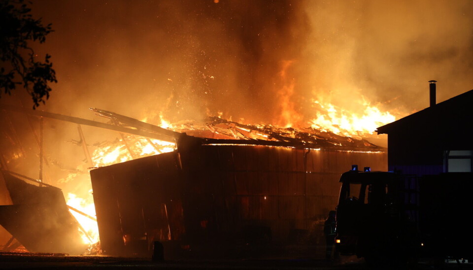 Brandfolk kæmper onsdag morgen stadig med at holde flammerne nede.