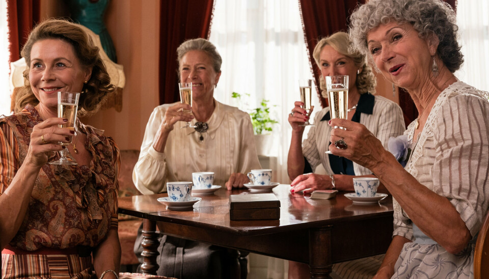 Anne Louise Hassing, Birthe Neumann, Anette Støvelbæk og Sonja Oppenhagen er i deres respektive roller blandt gæsterne på 'Badehotellet'. (PR-foto).