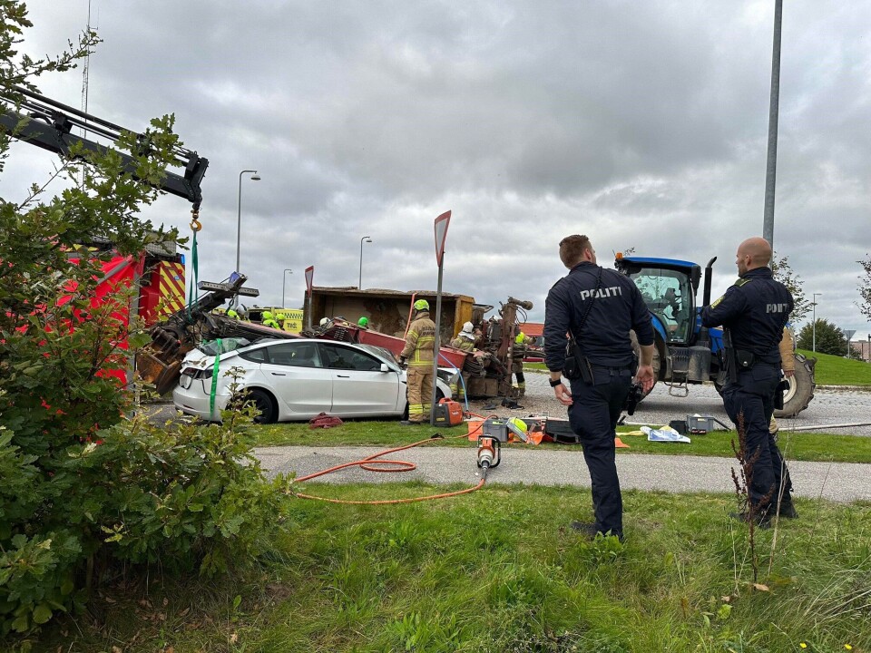 Det var i rundkørslen her traktoren tabte kranen ned over Tesla'en.