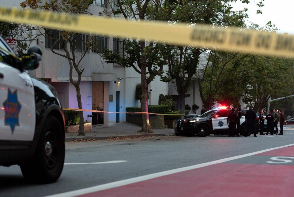 Politiet har skudt og dræbt en person, efter vedkommende kørte et køretøj ind i det kinesiske generalkonsulat i San Francisco i USA.