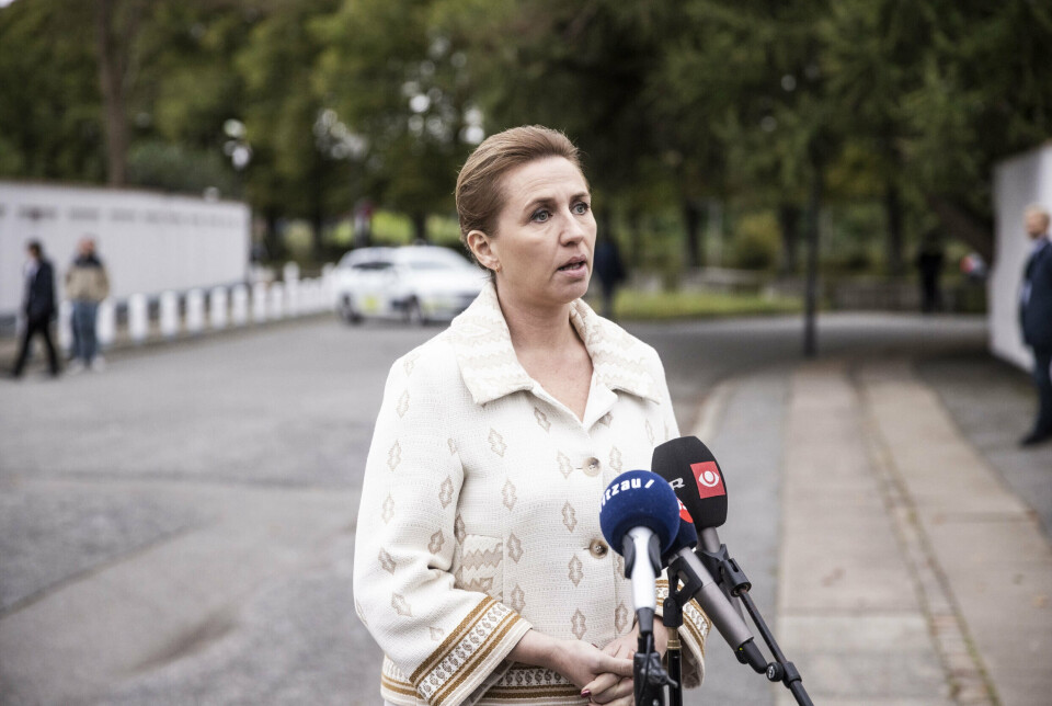 Statsminister Mette Frederiksen (S) lægger blomster ved Israels Ambassade i København tirsdag 10. oktober 2023. Mette Frederiksen har tidligere understreget, at Danmark står bag Israel.