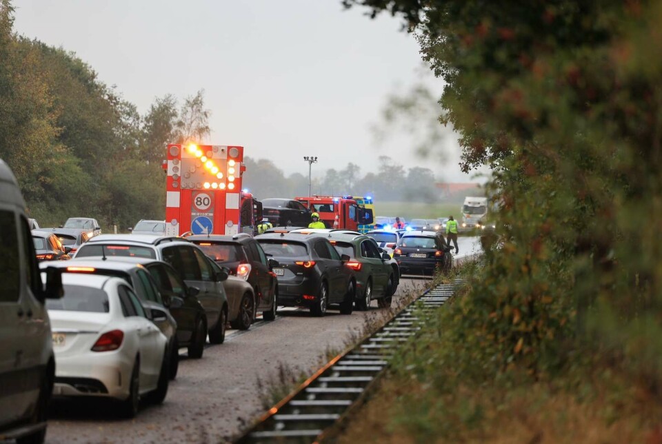Det er ikke lovligt at krybe forbi uheldet i nødsporet, advarer politiet.