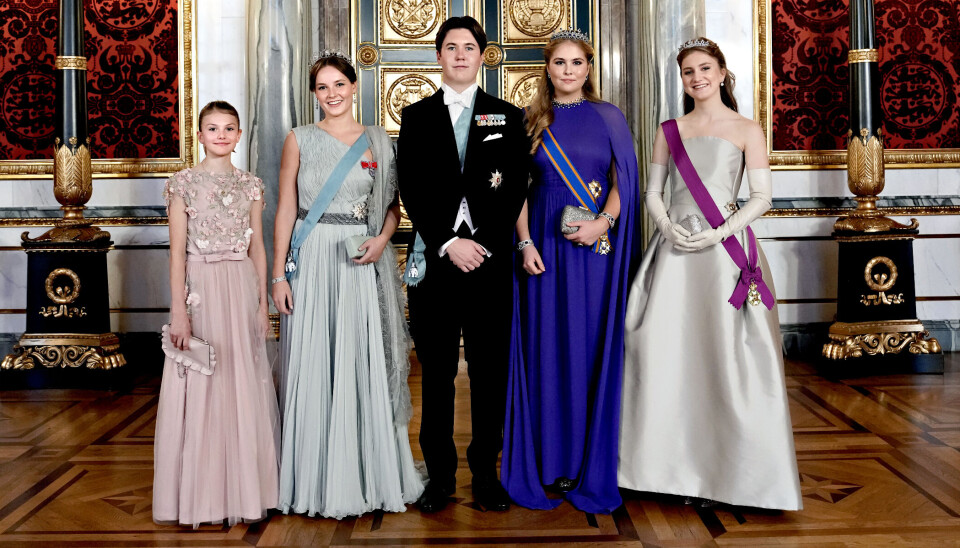 å billedet ses fra venstre D.K.H. Prinsesse Estelle af Sverige, Prinsesse Ingrid Alexandra af Norge, Prins Christian, Prinsesse Catharina-Amalia af Nederlandene og Prinsesse Elisabeth af Belgien.