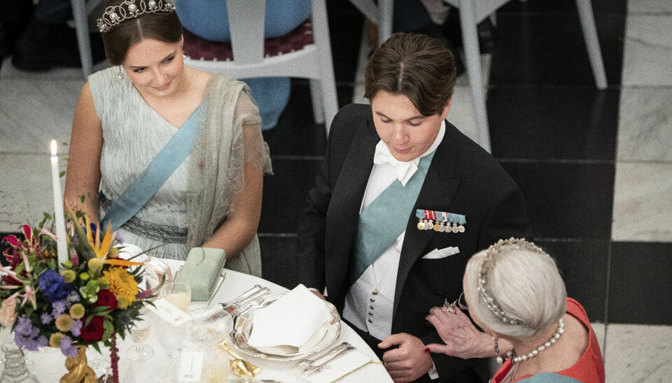 Prins Christian ses her ved bordet flakeret af sin farmor, dronning Margrethe på sin højre side og norske prinsesse Ingrid Alexandra på sin venstre.