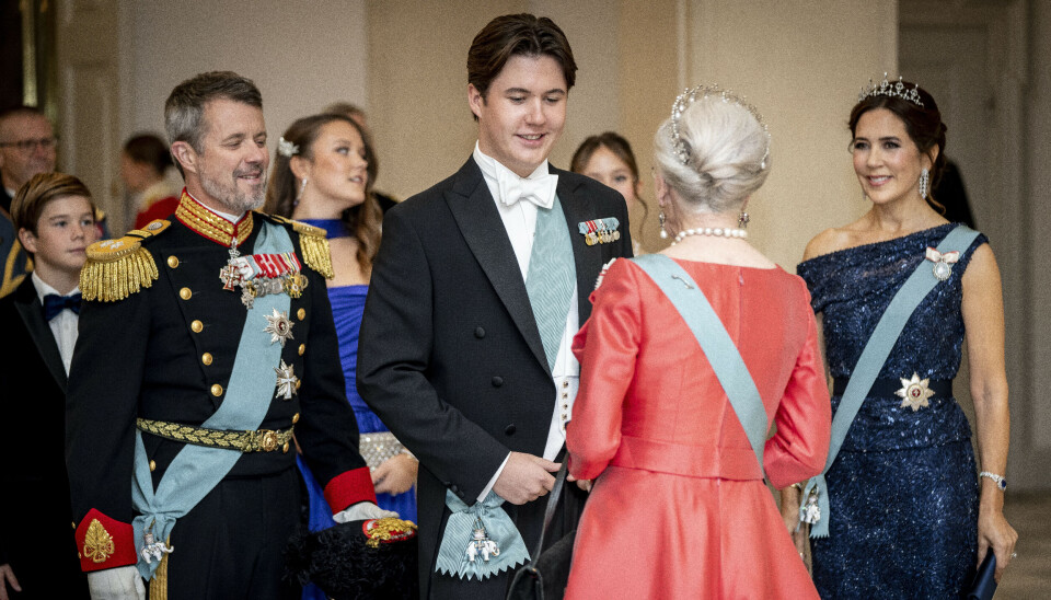 Prins Christian bliver her budt velkommen af sin farmor ved fejringen af sin 18-års fødselsdag søndag på Christiansborg Slot.