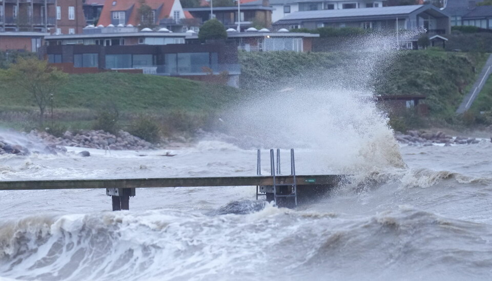 Her slår bølgerne ind over badebro ved Fredericia torsdag formiddag.