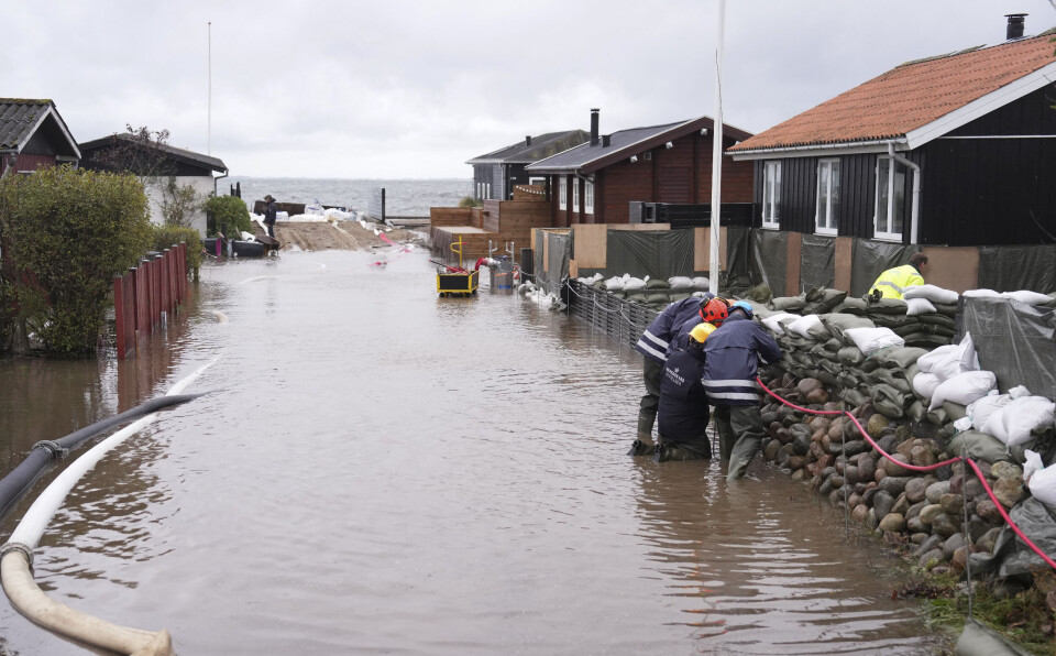 Kelstrup Strand, ved Haderslev hvor man prøver at stoppe det stigende vand. Beboere, beredskabsstyrelsen og kommunen forbereder sig på den voldsomme blæst med forhøjet vandstand til følge.