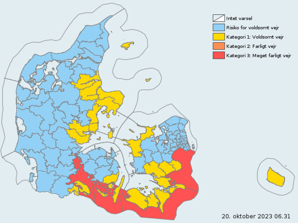 Fredag og lørdag bliver nogle hårde dage rent vejrmæssigt. I de blå områder, der dækker hele Danmark, kan der komme op til 50 mm regn. I de gule områder, kan der komme vindstød op til stormstyrke mens der i de røde områder vil være forhøjet vandstand på op til 2,2 meter over normalen.