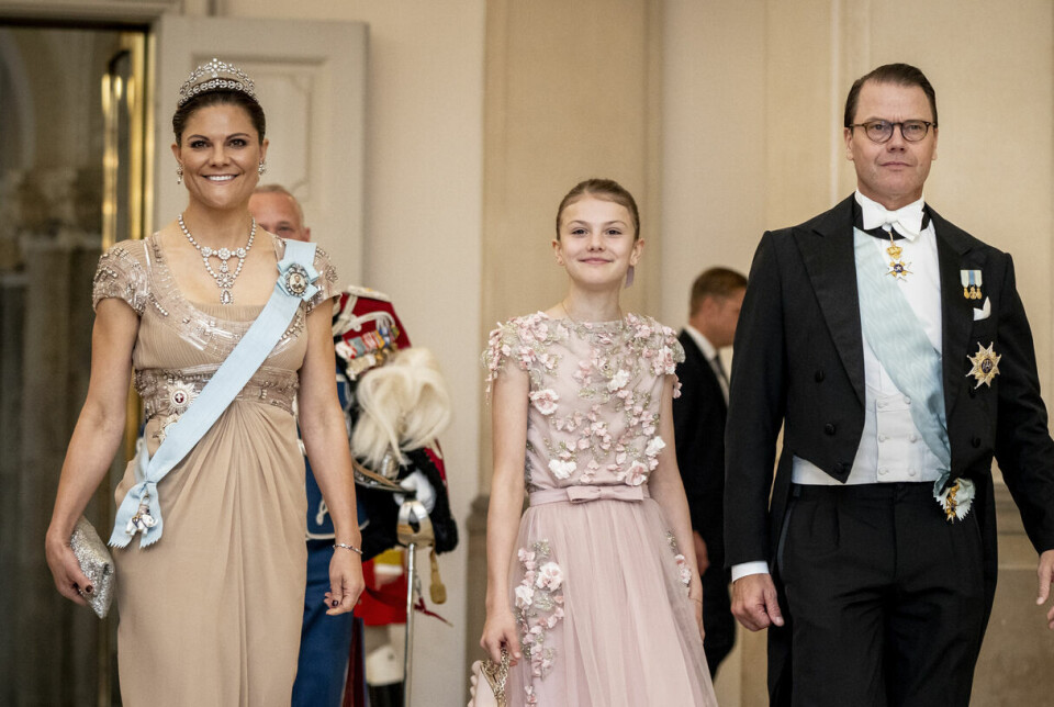 På billedet her, hvor den svenske kronprinsessefamilie ankommer, kan man se, at Victoria bærer de to ordener i højre side.
