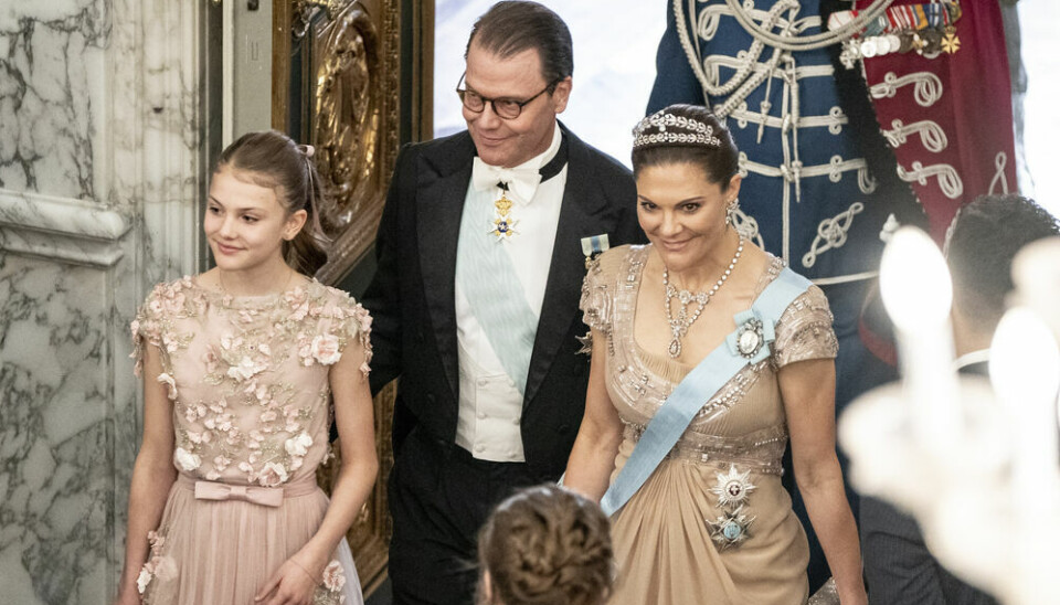 Her går kronprinsesse Victoria ind i salen, hvor gallataflet skal afholdes. Nu med sine ordener korrekt placeret i venstre side.