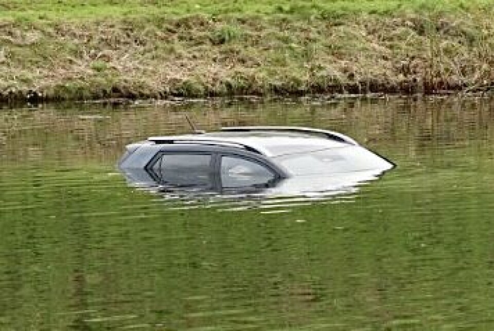Ingen er kommet til skade ved hændelse, da bilen formentlig blot er trillet i vandet.