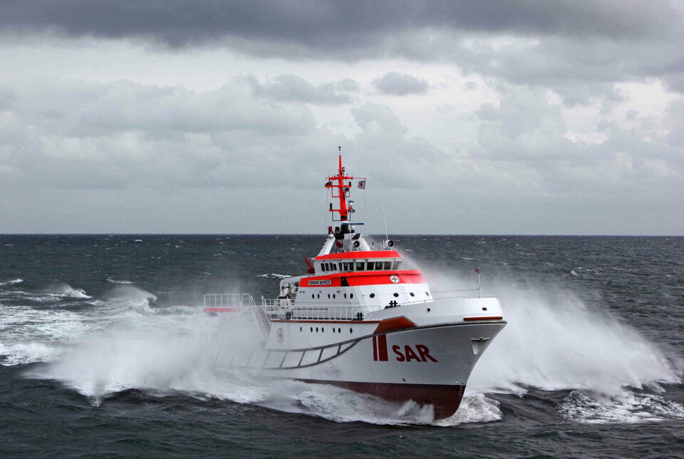 Det tyske redningsskib 'Herman Marwede' deltager i redningsaktionen, efter at to store lastskibe er kollideret nær øen Helgoland i Nordsøen. Her meldes flere savnet efter kollisionen.