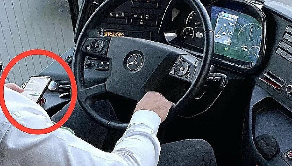 Gitte Luk tog dette billede under sin tur med Flixbus fra Aarhus til Berlin. Chaufføren har en hånd på rattet og en hånd på telefonen, mens han kører bussen.