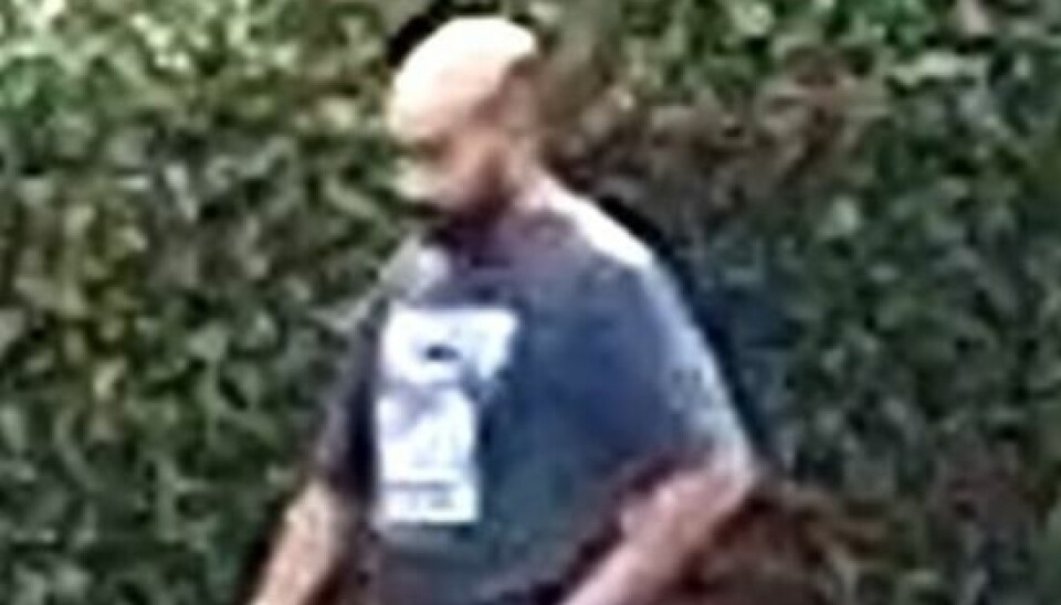 Trods det kolde vejr den seneste uges tid har den mistænkte gået rundt i t-shirt og på bare fødder.
