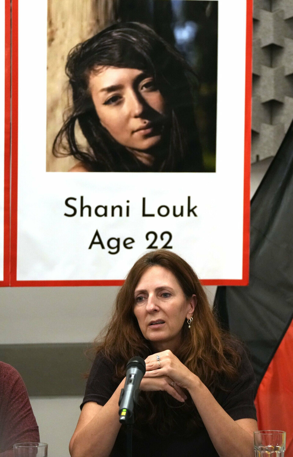 Ricarda Louk sidder foran et billede af sin savnede datter. (Arkivfoto).